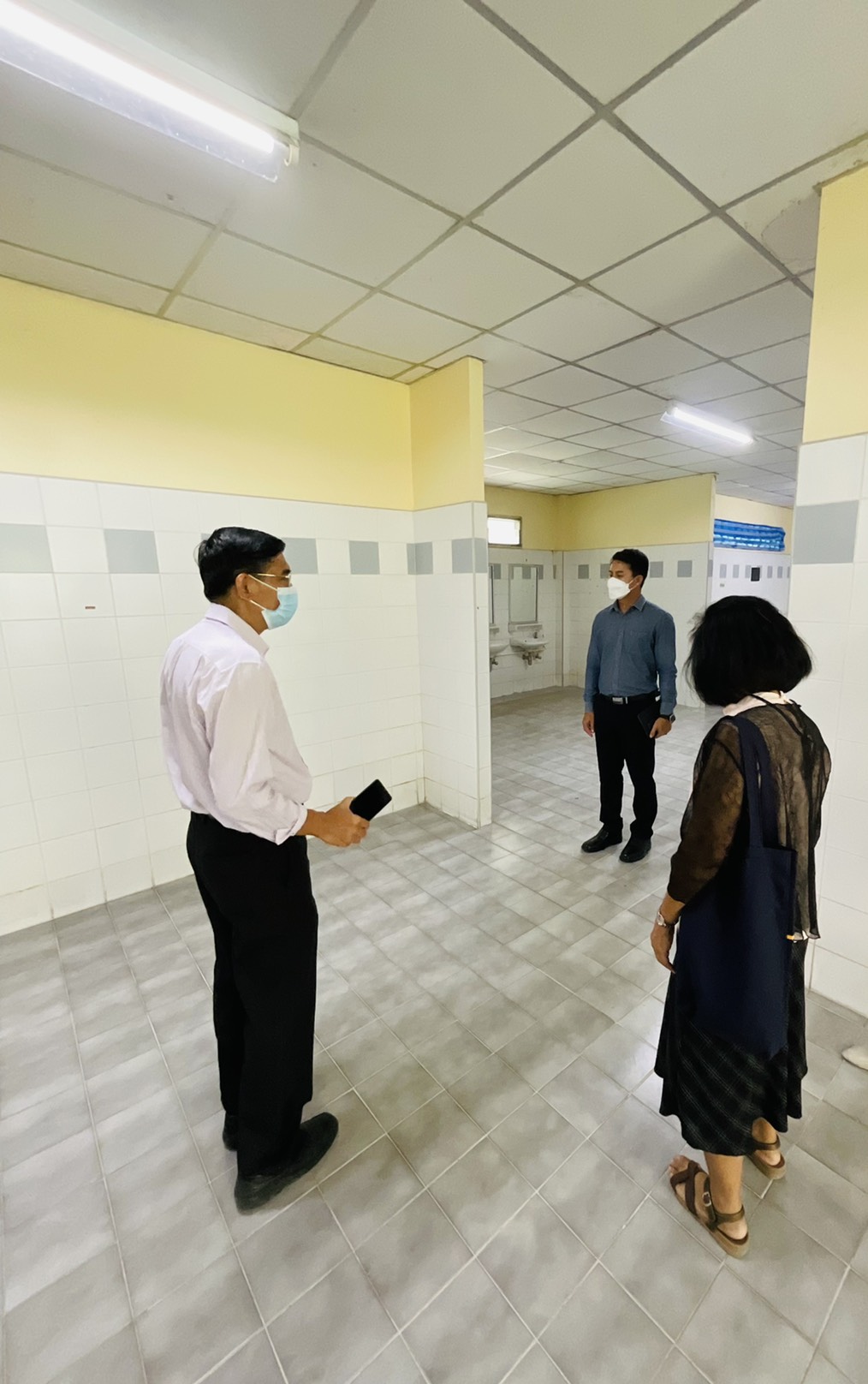 รองอธิการบดีฝ่ายกิจการนักศึกษาตรวจความคืบหน้าการปรับปรุงห้องน้ำหอพักลักษณานิเวศ-02