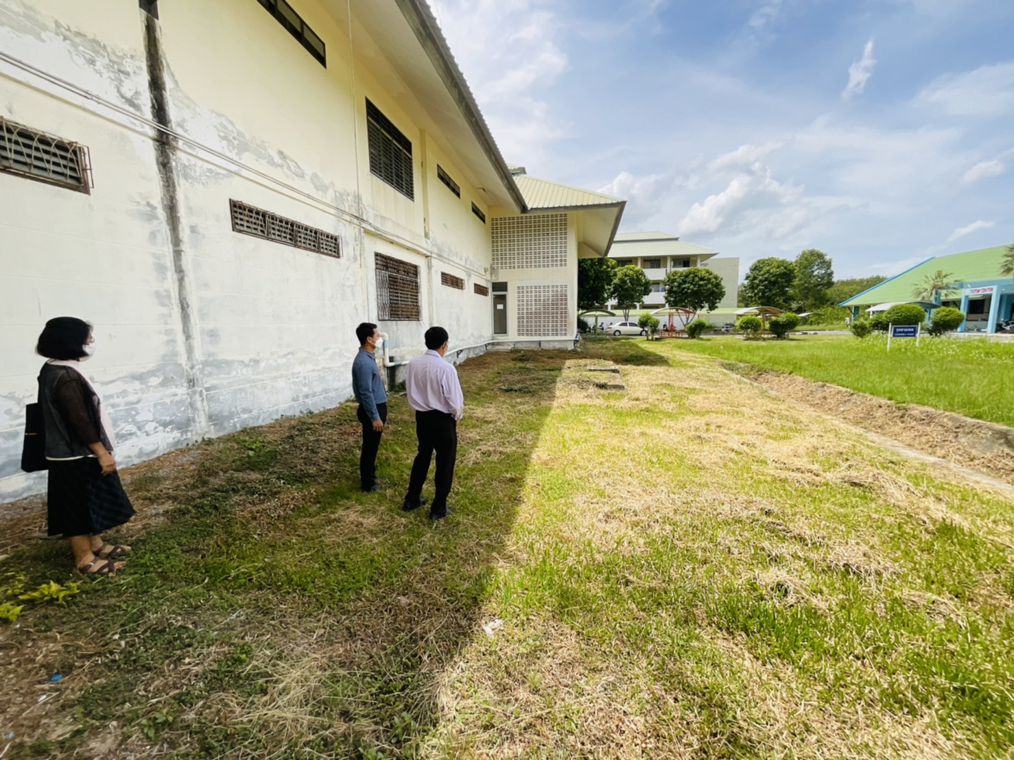 รองอธิการบดีฝ่ายกิจการนักศึกษาตรวจความคืบหน้าการปรับปรุงห้องน้ำหอพักลักษณานิเวศ-01