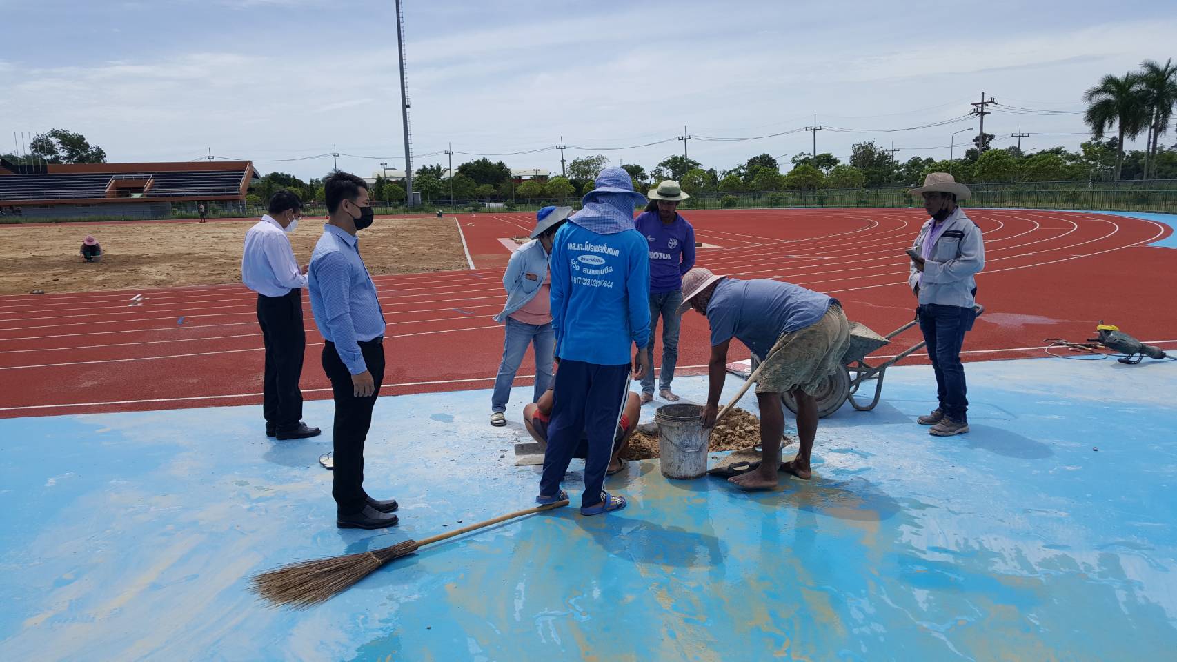 รองอธิการบดีฝ่ายกิจการนักศึกษาติดตามความคืบหน้าการปรับปรุงสนามกีฬากลาง มหาวิทยาลัยวลัยลักษณ์