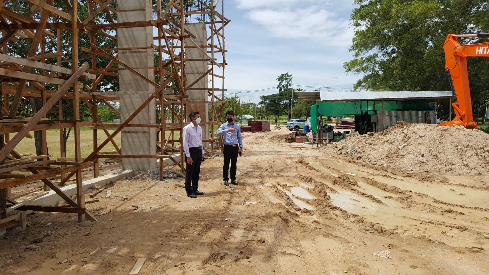 รองอธิการบดีฝ่ายกิจการนักศึกษาติดตามความคืบหน้าการปรับปรุงสนามกีฬากลาง มหาวิทยาลัยวลัยลักษณ์