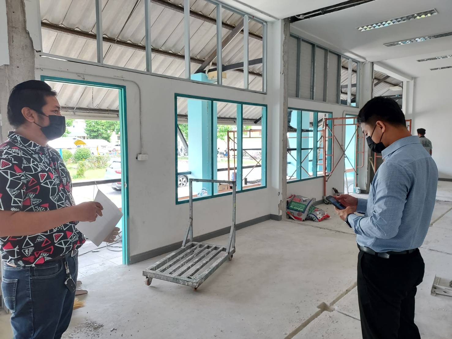 รองอธิการบดีฝ่ายกิจการนักศึกษาตรวจความก้าวหน้าห้องประชุมอาคาร Tutor Center