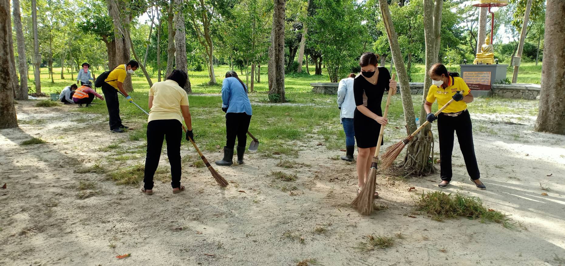 พนักงานส่วนกิจการนักศึกษาร่วมกิจกรรม "จิตอาสาพัฒนาลานธรรม เดือน สิงหาคม 2564" ครั้งที่ 3