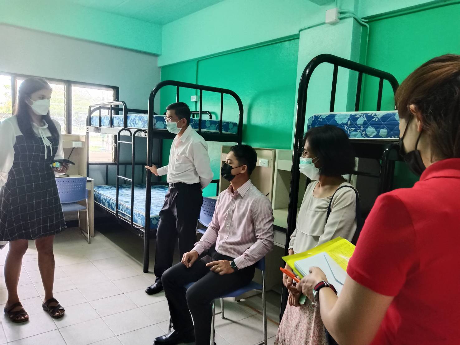 รองอธิการบดีฝ่ายกิจการนักศึกษาตรวจรับห้องพักตัวอย่างหอพักลักษณานิเวศ 4 และ 5