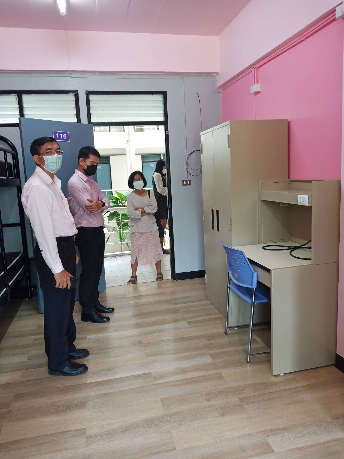 รองอธิการบดีฝ่ายกิจการนักศึกษาตรวจรับห้องพักตัวอย่างหอพักลักษณานิเวศ 4 และ 5