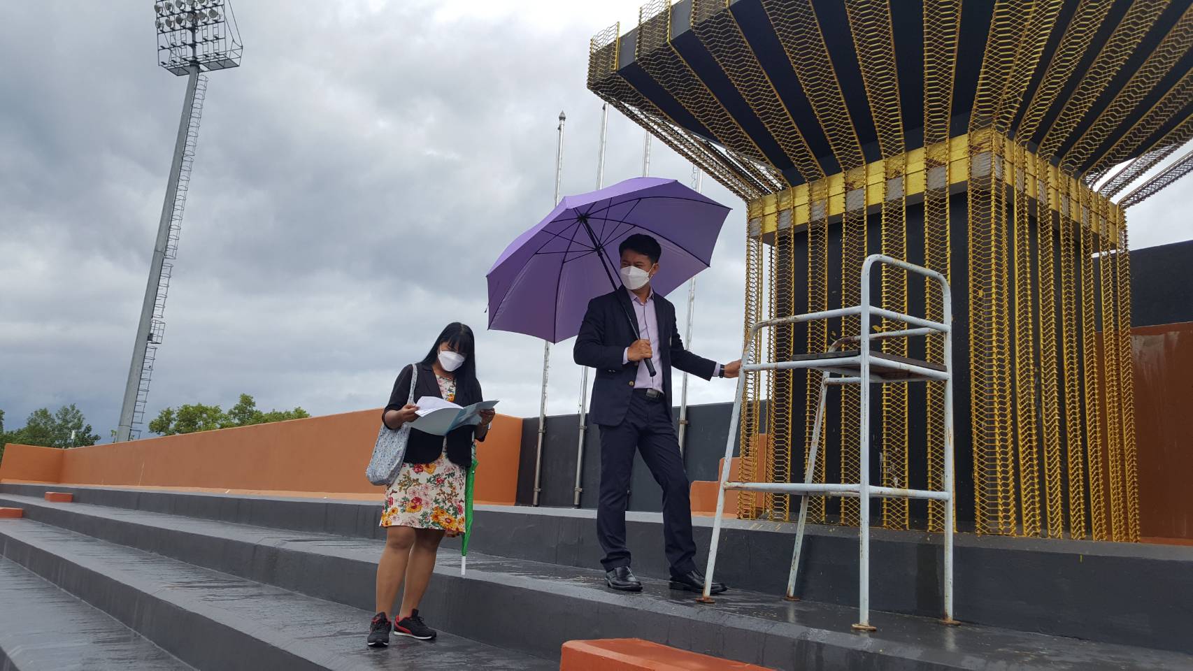 รองอธิการบดีฝ่ายกิจการนักศึกษาติดตามความคืบหน้างานปรับปรุงสนามกีฬากลางของเดือนตุลาคม 2564