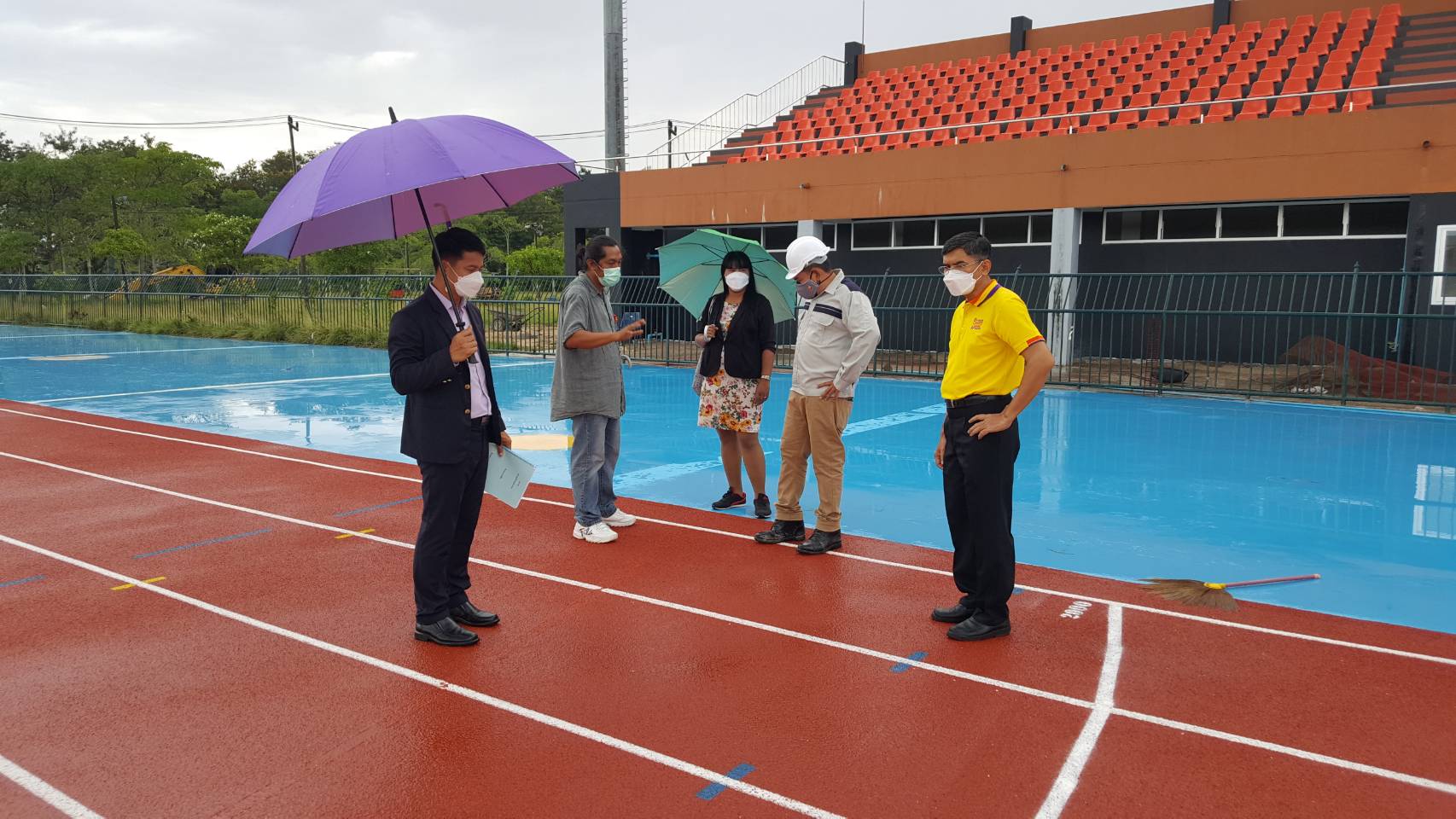 รองอธิการบดีฝ่ายกิจการนักศึกษาติดตามความคืบหน้างานปรับปรุงสนามกีฬากลางของเดือนตุลาคม 2564