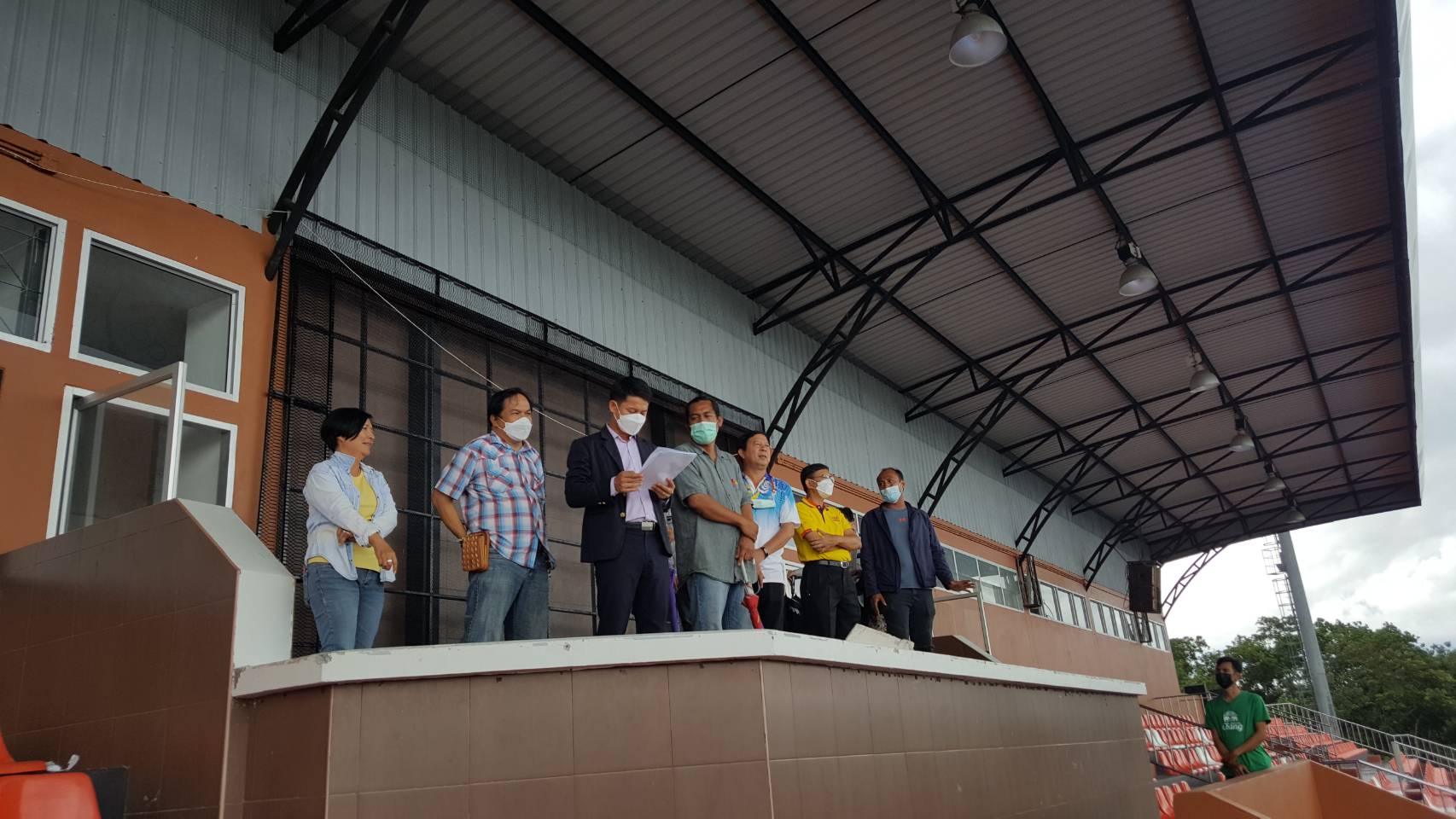 รองอธิการบดีฝ่ายกิจการนักศึกษาติดตามความคืบหน้างานปรับปรุงสนามกีฬากลางของเดือนตุลาคม 2564