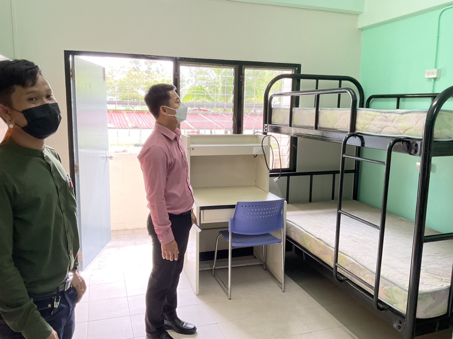 รองอธิการบดีฝ่ายกิจการนักศึกษาตรวจรับและลงนามรับงานปรับปรุงห้องพักลักษณานิเวศ 4 และ 5