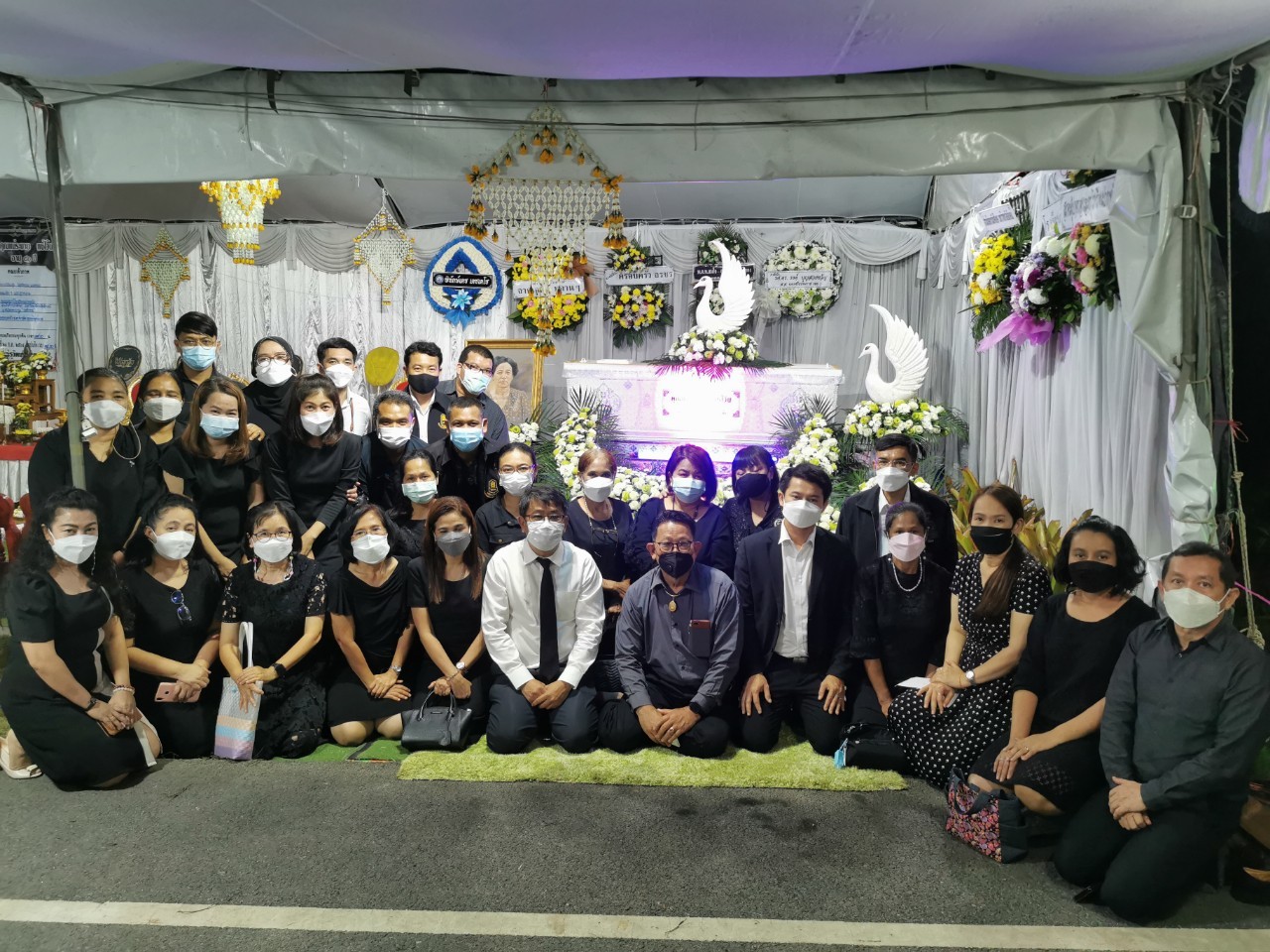 ผู้บริหารและพนักงานส่วนกิจการนักศึกษาร่วมพิธีบำเพ็ญกุศลศพมารดา รศ.ดร. มารวย เมฆานวกุล
