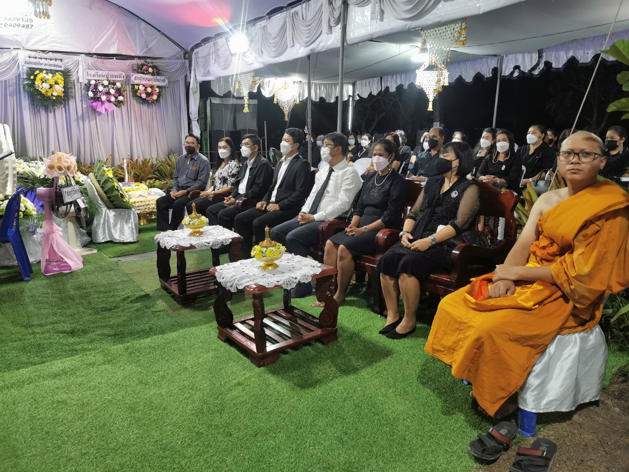 ผู้บริหารและพนักงานส่วนกิจการนักศึกษาร่วมพิธีบำเพ็ญกุศลศพมารดา รศ.ดร. มารวย เมฆานวกุล