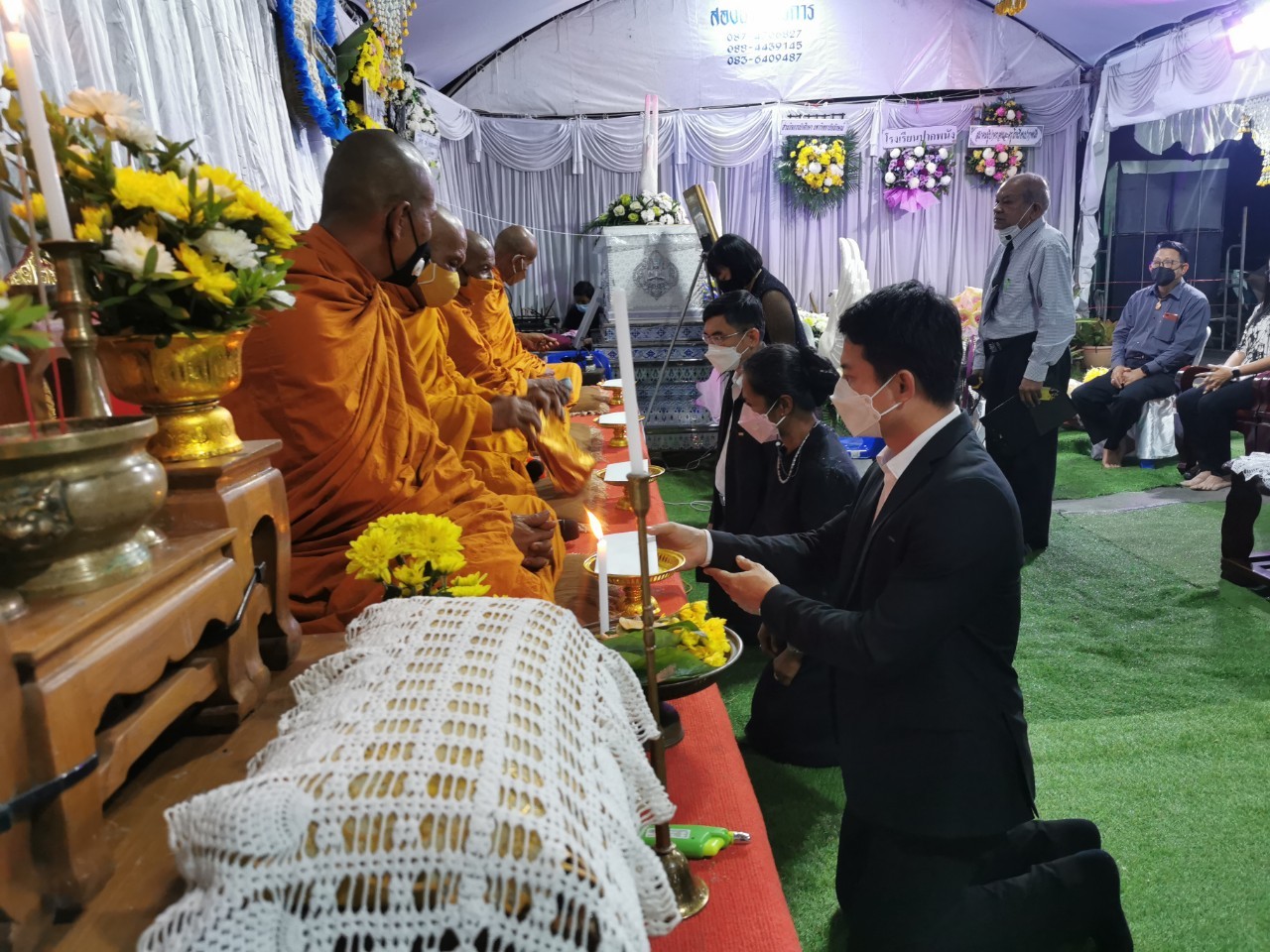 ผู้บริหารและพนักงานส่วนกิจการนักศึกษาร่วมพิธีบำเพ็ญกุศลศพมารดา รศ.ดร. มารวย เมฆานวกุล