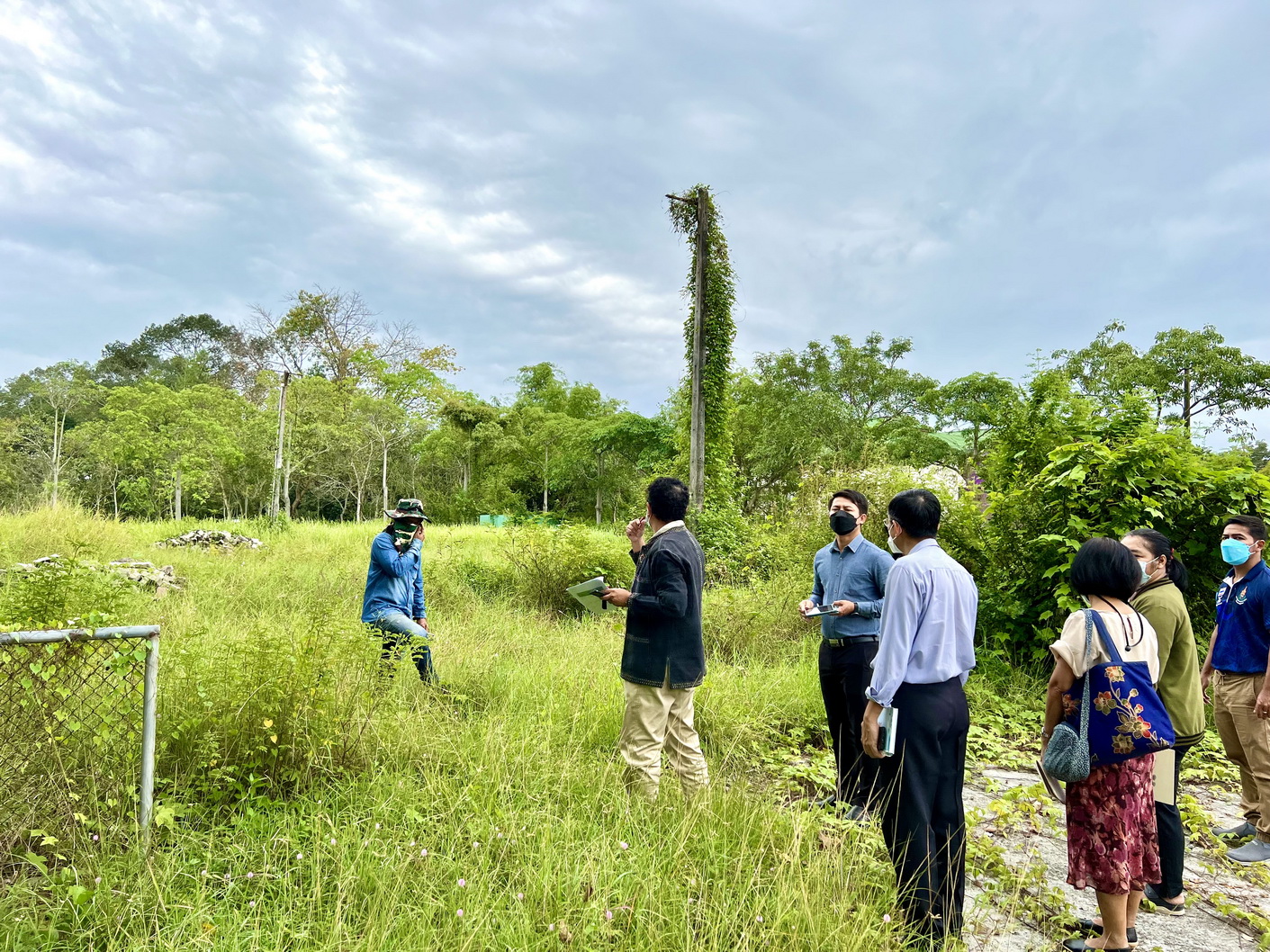 รักษาการแทนรองอธิการบดีสำรวจพื้นที่วางแผนปรับภูมิทัศน์บริเวณเขตหอพัก
