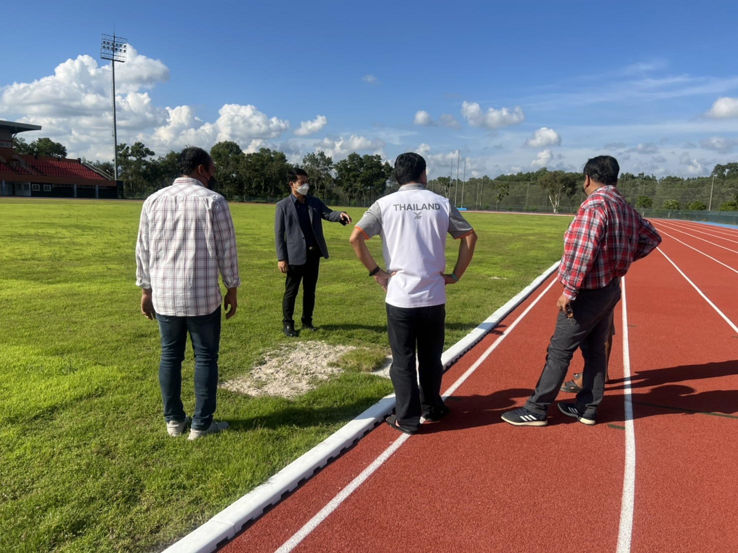 รองอธิการบดีฝ่ายกิจการนักศึกษาติดตามความคืบหน้างานปรับปรุงสนามกีฬากลาง