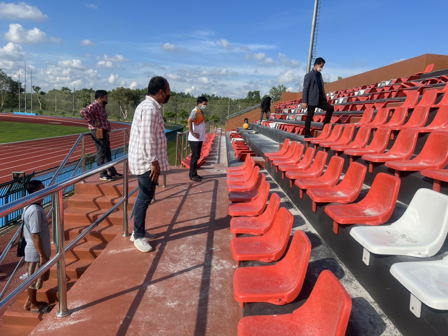 รองอธิการบดีฝ่ายกิจการนักศึกษาติดตามความคืบหน้างานปรับปรุงสนามกีฬากลาง