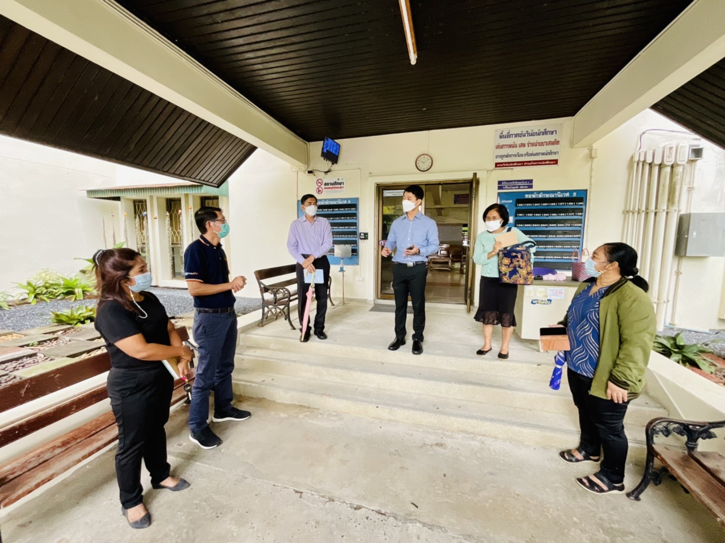 รองอธิการบดีฝ่ายกิจการนักศึกษาร่วมตรวจสอบงานเดินสายสัญญาณอินเตอร์เน็ตและการปรับปรุงหอพักลักษณานิเวศ