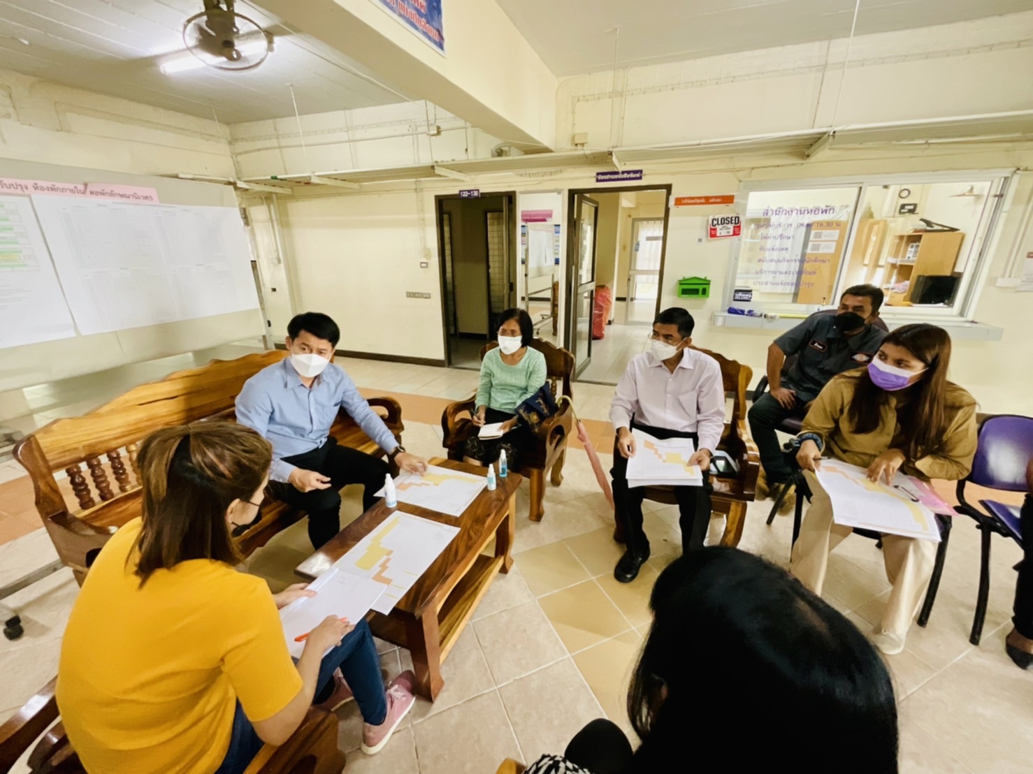 รองอธิการบดีฝ่ายกิจการนักศึกษาร่วมตรวจสอบงานเดินสายสัญญาณอินเตอร์เน็ตและการปรับปรุงหอพักลักษณานิเวศ