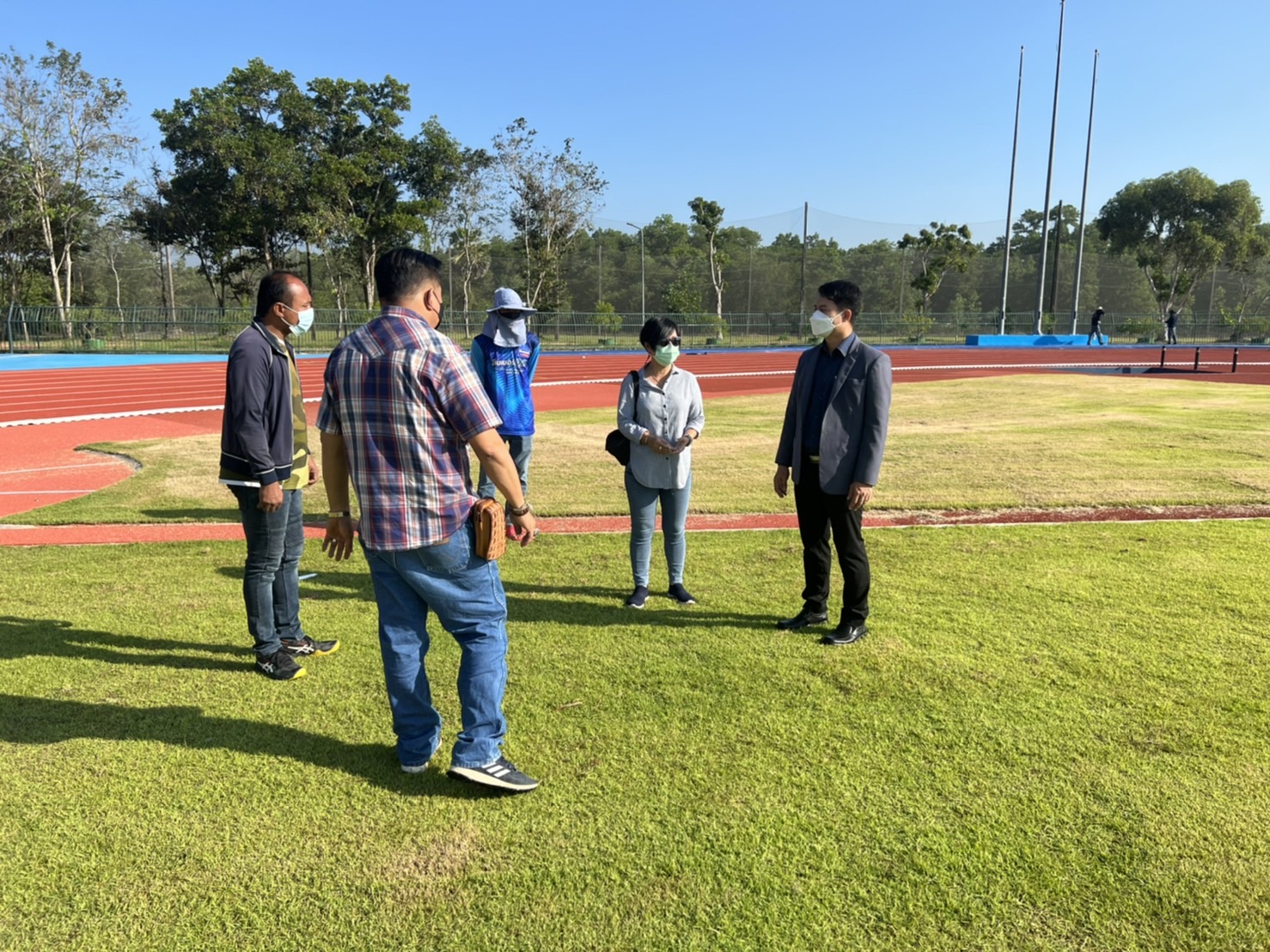 รักษาการรองอธิการบดีติดตามงานปรับปรุงสนามกีฬากลางก่อนตรวจรับงานงวดที่ 11