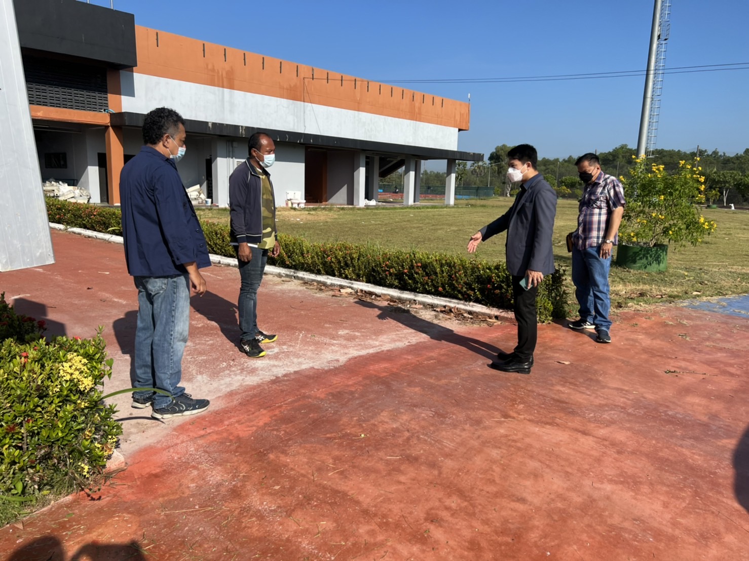 รักษาการรองอธิการบดีติดตามงานปรับปรุงสนามกีฬากลางก่อนตรวจรับงานงวดที่ 11