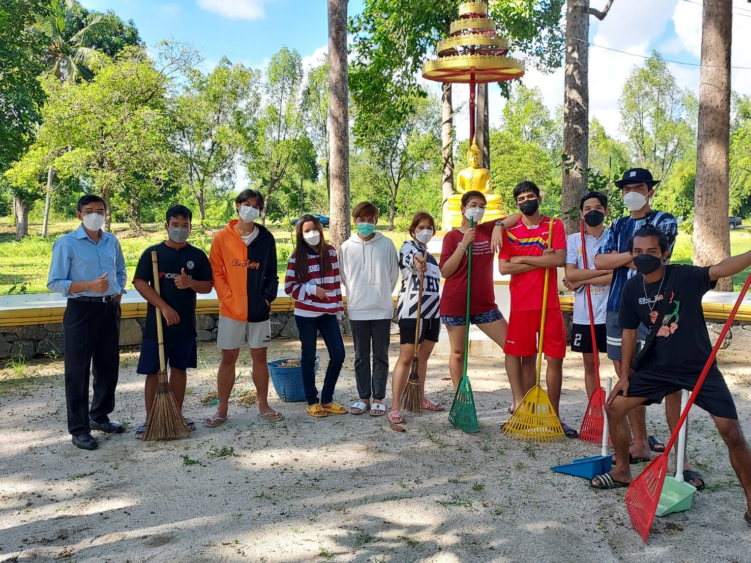 นักศึกษานิติศาสตร์ฯ ร่วมกันทำความสะอาดลานธรรมเพื่อเตรียมประดิษฐานพระประจำวัน