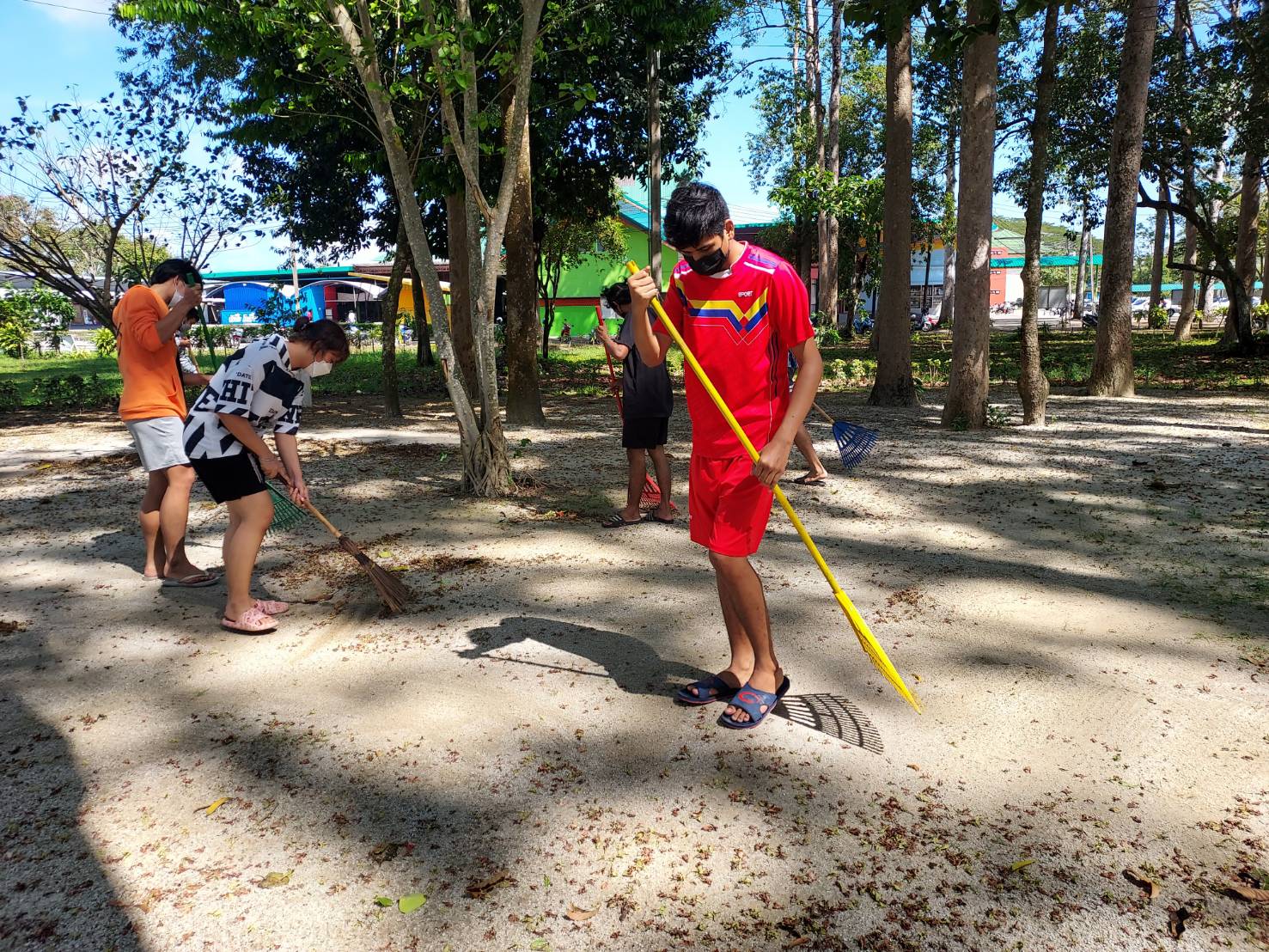 นักศึกษานิติศาสตร์ฯ ร่วมกันทำความสะอาดลานธรรมเพื่อเตรียมประดิษฐานพระประจำวัน