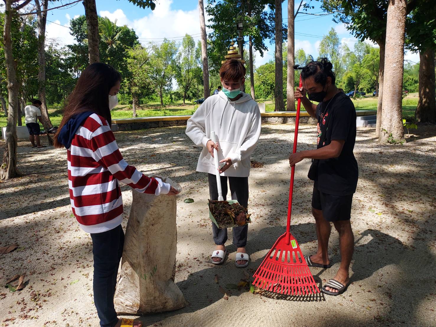 นักศึกษานิติศาสตร์ฯ ร่วมกันทำความสะอาดลานธรรมเพื่อเตรียมประดิษฐานพระประจำวัน