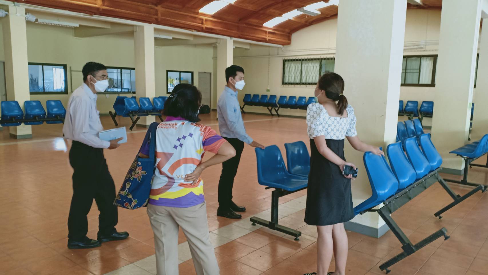 สำรวจพื้นที่ศูนย์อาหารช่อประดู่ให้เป็นไปตามมาตรการป้องกันควบคุมการระบาดของโรคโควิด-19