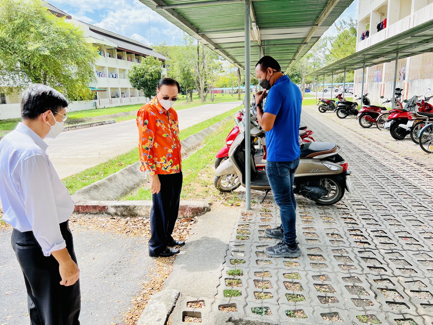 รักษาการแทนอธิการบดีฯ ลงพื้นที่ติดตามงานปรับปรุงในเขตหอพัก