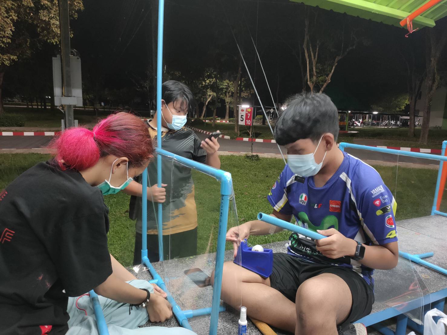 จิตอาสาออกแบบและติดตั้งแผ่นกั้นโต๊ะอาหาร ศูนย์อาหารช่อประดู่