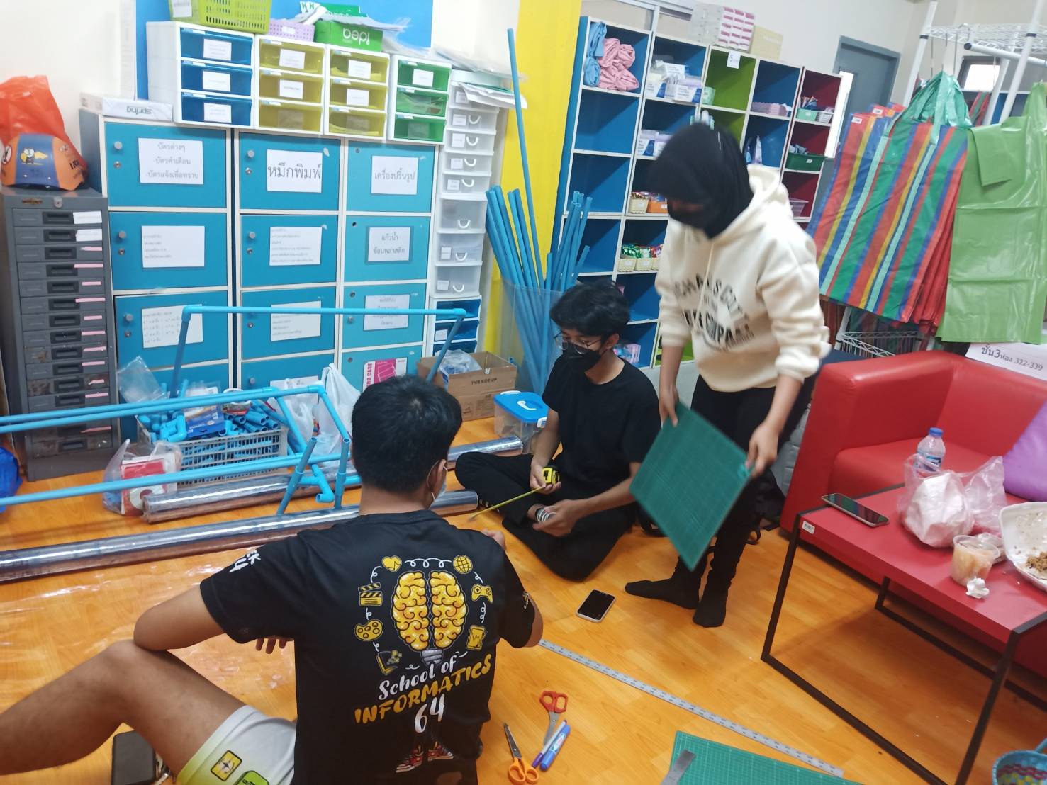 จิตอาสาออกแบบและติดตั้งแผ่นกั้นโต๊ะอาหาร ศูนย์อาหารช่อประดู่