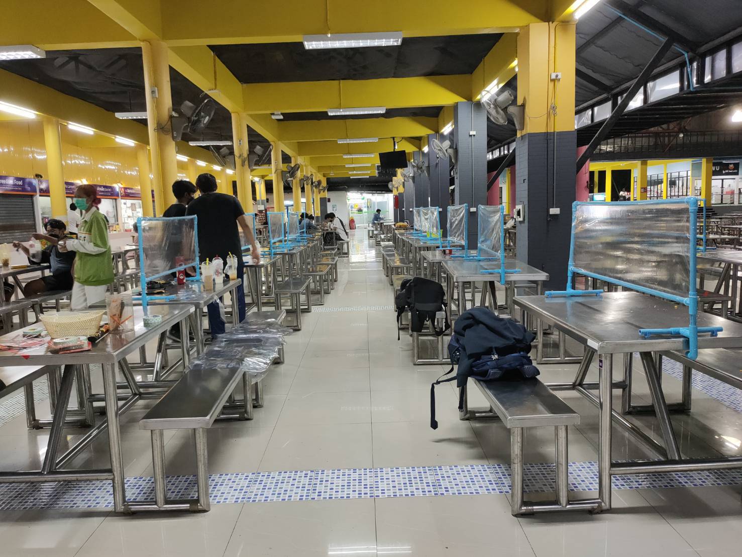 จิตอาสาออกแบบและติดตั้งแผ่นกั้นโต๊ะอาหาร ศูนย์อาหารช่อประดู่