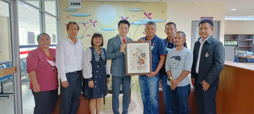 คณะทำงานโครงการ "มานครนอนวัด" (เครือข่าย สสส.) มอบของที่ระลึกเพื่อแสดงความขอบคุณมหาวิทยาลัยวลัยลักษณ์