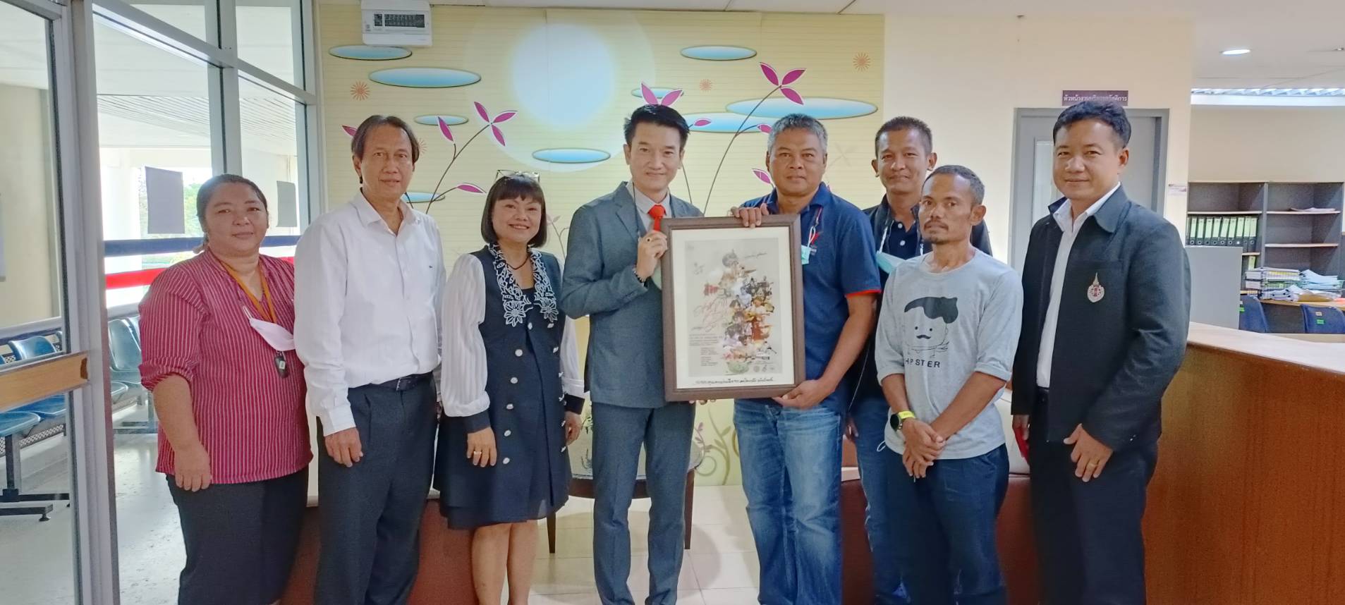 คณะทำงานโครงการ  "มานครนอนวัด"  (เครือข่าย สสส.) มอบของที่ระลึกเพื่อแสดงความขอบคุณมหาวิทยาลัยวลัยลักษณ์