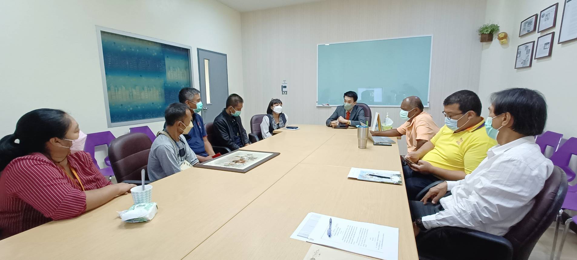 คณะทำงานโครงการ  "มานครนอนวัด"  (เครือข่าย สสส.) มอบของที่ระลึกเพื่อแสดงความขอบคุณมหาวิทยาลัยวลัยลักษณ์