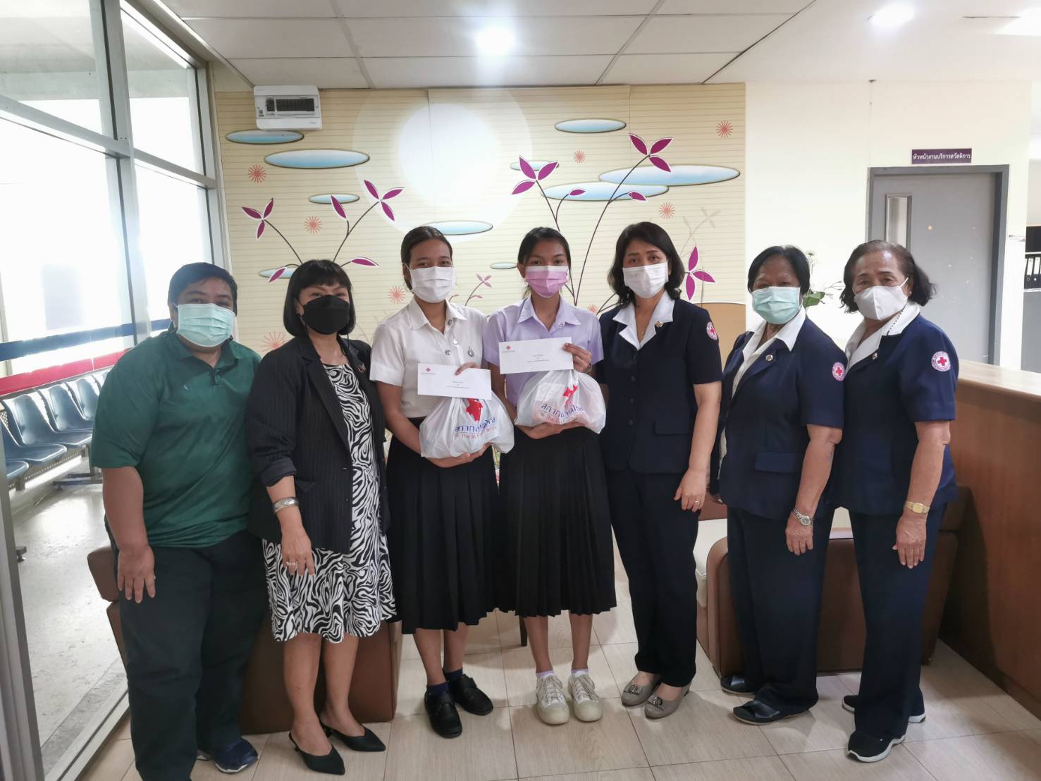 เหล่ากาชาดจังหวัดนครศรีธรรมราชเยี่ยมนักเรียนในพระราชานุเคราะห์สมเด็จพระกนิษฐาธิราชเจ้า