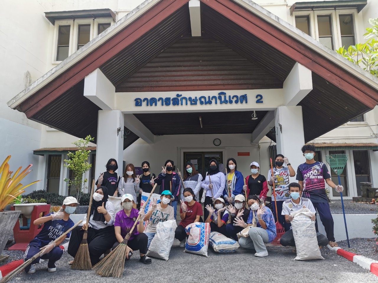 นักศึกษาพร้อมใจร่วมกิจกรรมจิตอาสา "เราทำความดี ด้วยหัวใจ"