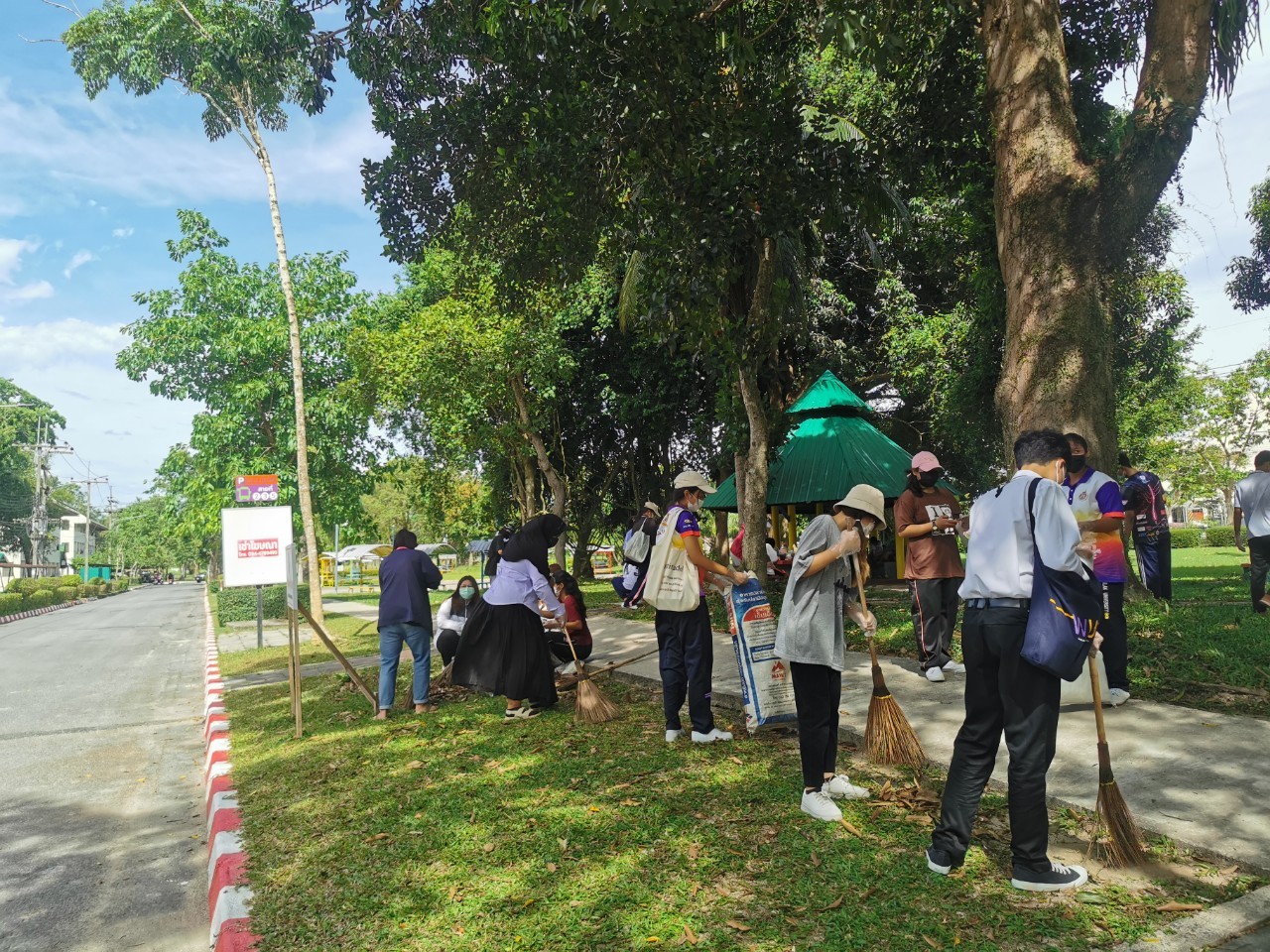 นักศึกษาพร้อมใจร่วมกิจกรรมจิตอาสา "เราทำความดี ด้วยหัวใจ"