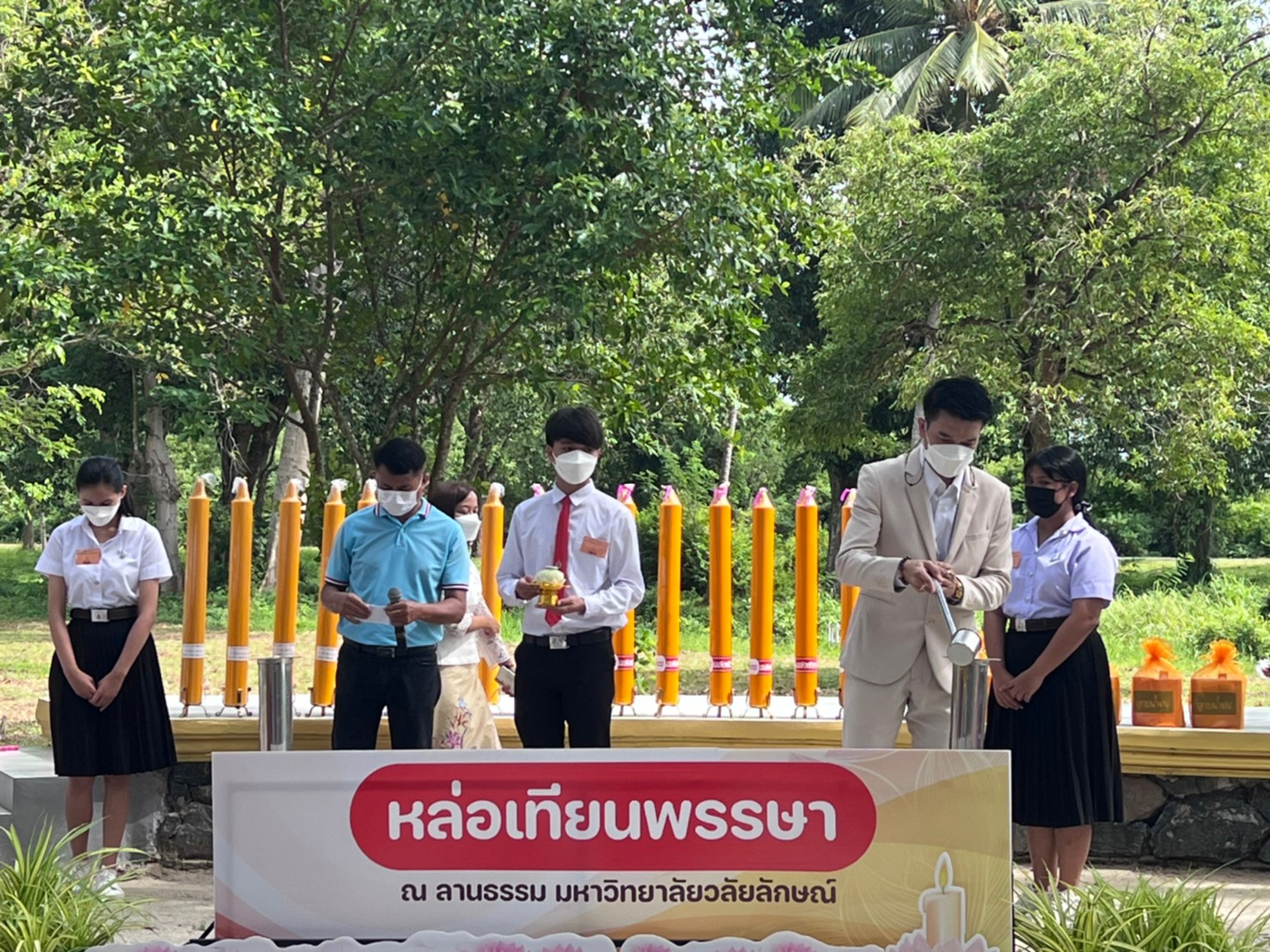 บุคลากร สพน. ร่วมสืบสานประเพณีหล่อเทียนพรรษา 2565