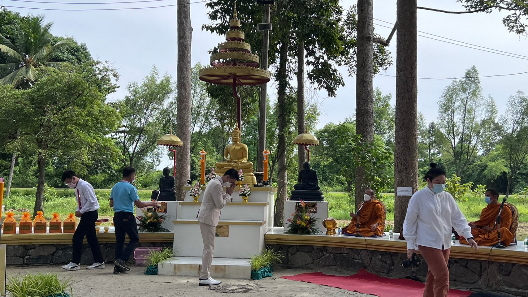 บุคลากร สพน. ร่วมสืบสานประเพณีหล่อเทียนพรรษา 2565