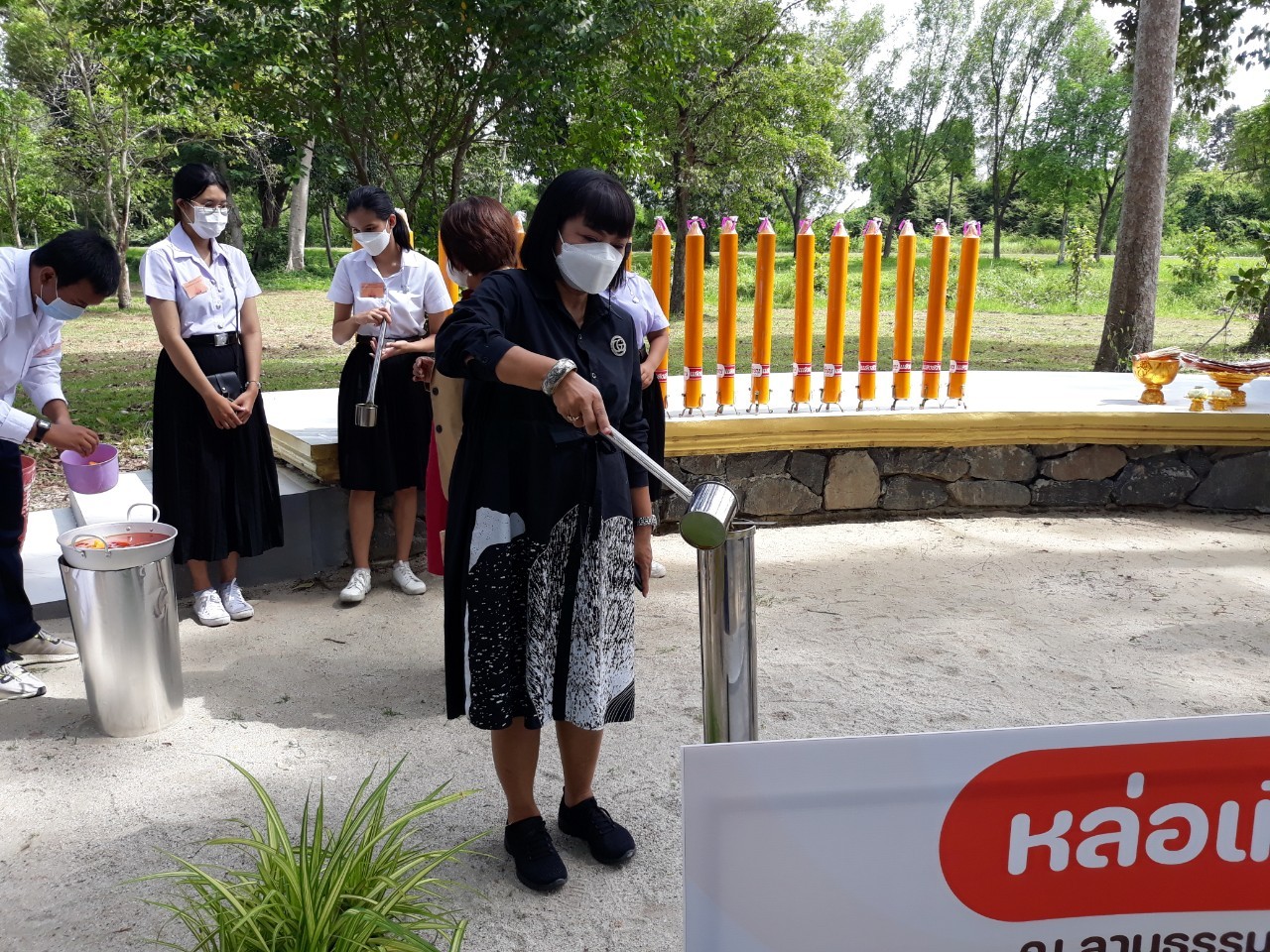 บุคลากร สพน. ร่วมสืบสานประเพณีหล่อเทียนพรรษา 2565