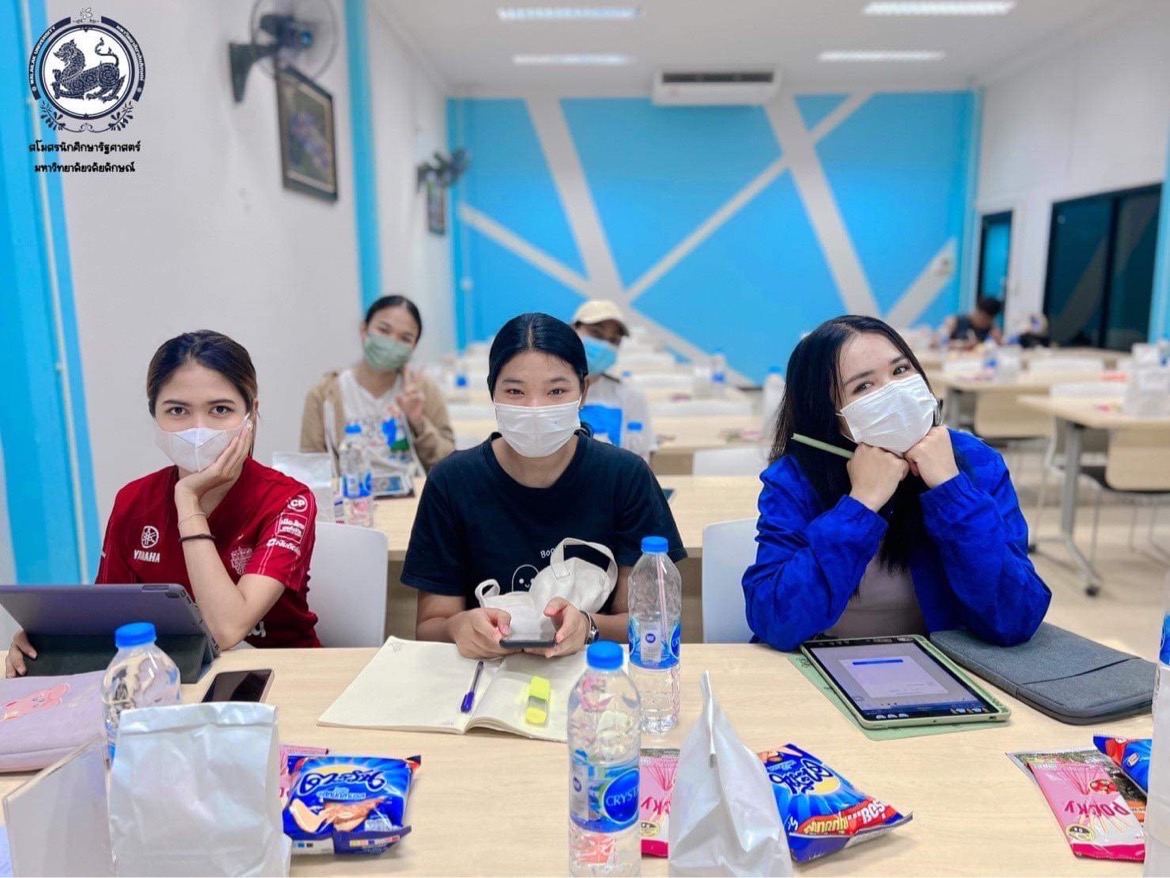 Tutor Center และสโมสรนักศึกษารัฐศาสตร์ จัดกิจกรรมติวทบทวนรายวิชาให้แก่นักศึกษาของสำนัก