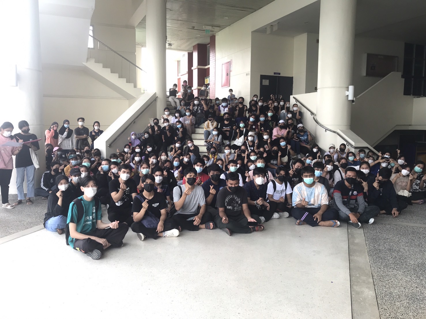 นักศึกษาร่วมกิจกรรมจิตอาสาพระราชทาน "เราทำความ ดี ด้วยหัวใจ" พัฒนาพื้นที่อาคารเรียนรวม