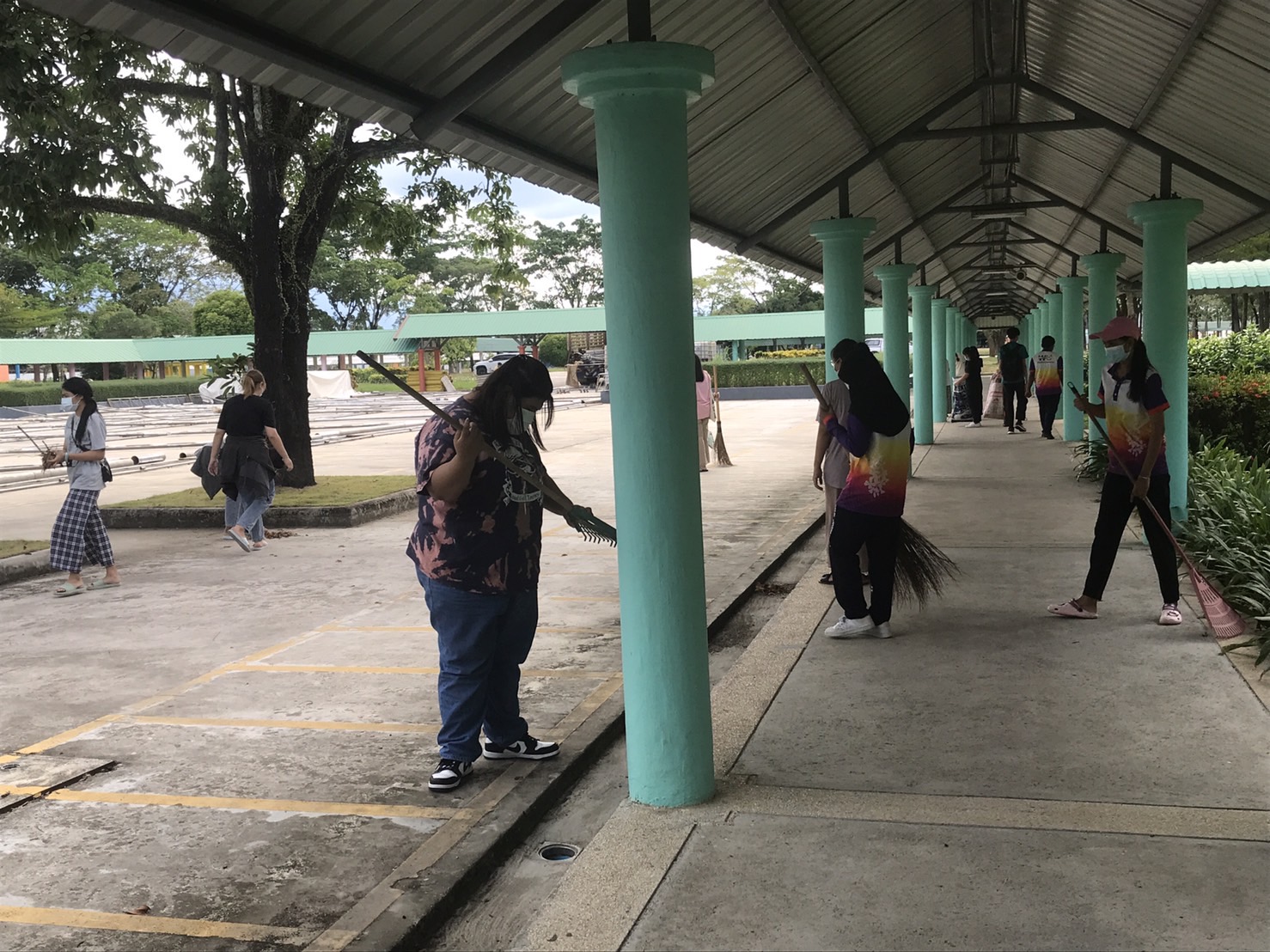 นักศึกษาร่วมกิจกรรมจิตอาสาพระราชทาน "เราทำความ ดี ด้วยหัวใจ" พัฒนาพื้นที่อาคารเรียนรวม