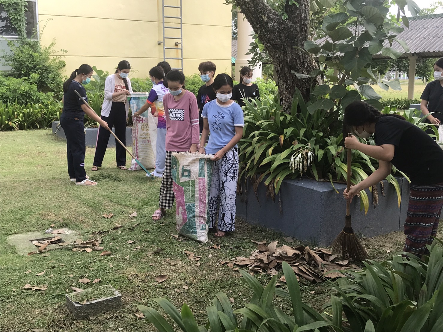 นักศึกษาร่วมกิจกรรมจิตอาสาพระราชทาน "เราทำความ ดี ด้วยหัวใจ" พัฒนาพื้นที่อาคารเรียนรวม