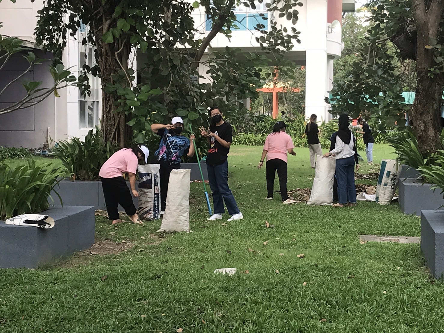 นักศึกษาร่วมกิจกรรมจิตอาสาพระราชทาน "เราทำความ ดี ด้วยหัวใจ" พัฒนาพื้นที่อาคารเรียนรวม