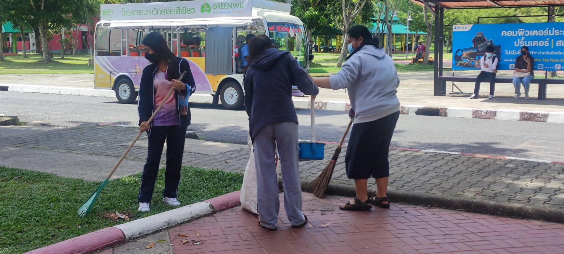 นักศึกษาร่วมกิจกรรมจิตอาสาพระราชทาน "เราทำความ ดี ด้วยหัวใจ" พัฒนาพื้นที่เขตหอพักนักศึกษา