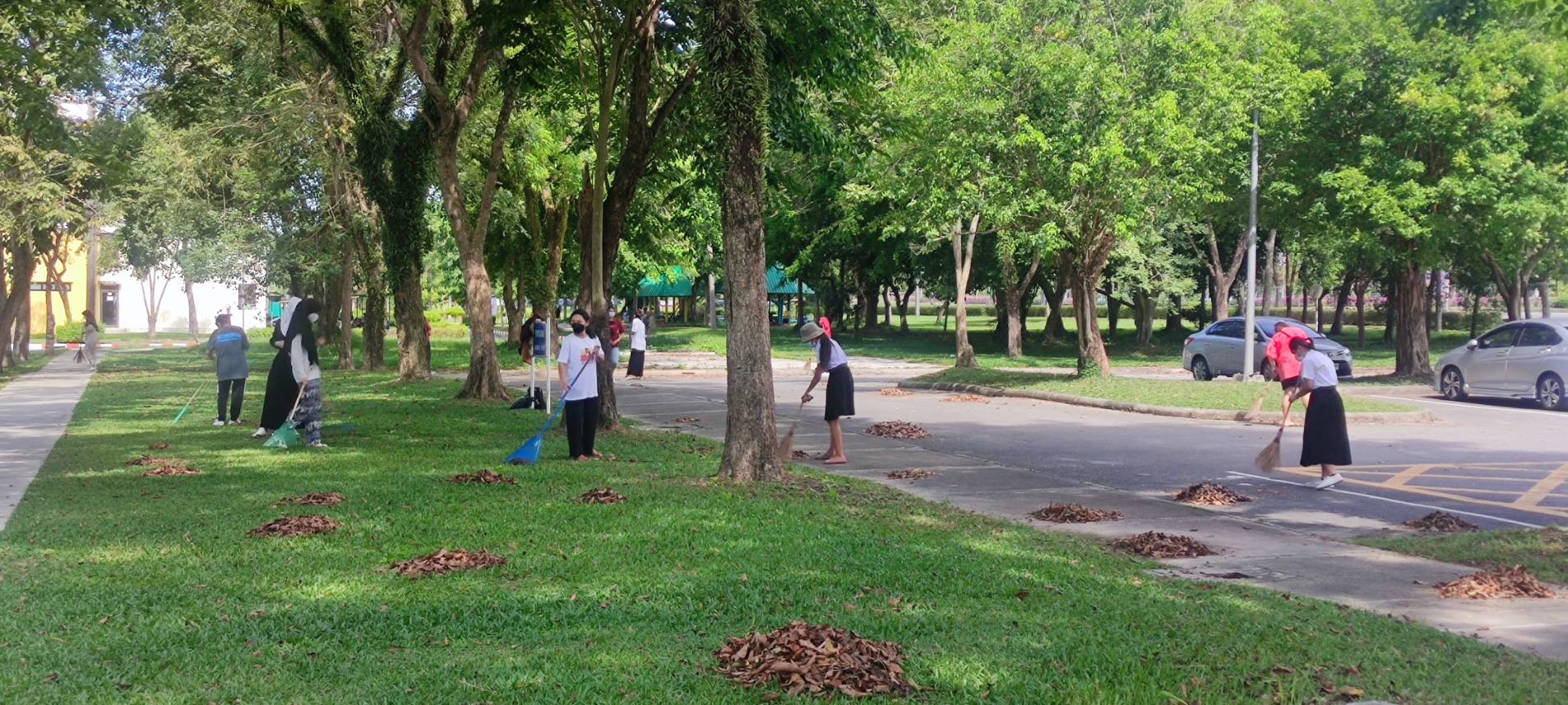 นักศึกษาร่วมกิจกรรมจิตอาสาพระราชทาน "เราทำความ ดี ด้วยหัวใจ" พัฒนาพื้นที่เขตหอพักนักศึกษา