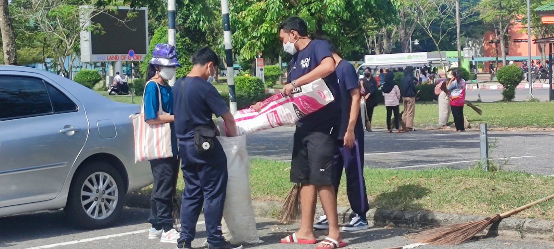 นักศึกษาร่วมกิจกรรมจิตอาสาพระราชทาน "เราทำความ ดี ด้วยหัวใจ" พัฒนาพื้นที่เขตหอพักนักศึกษา