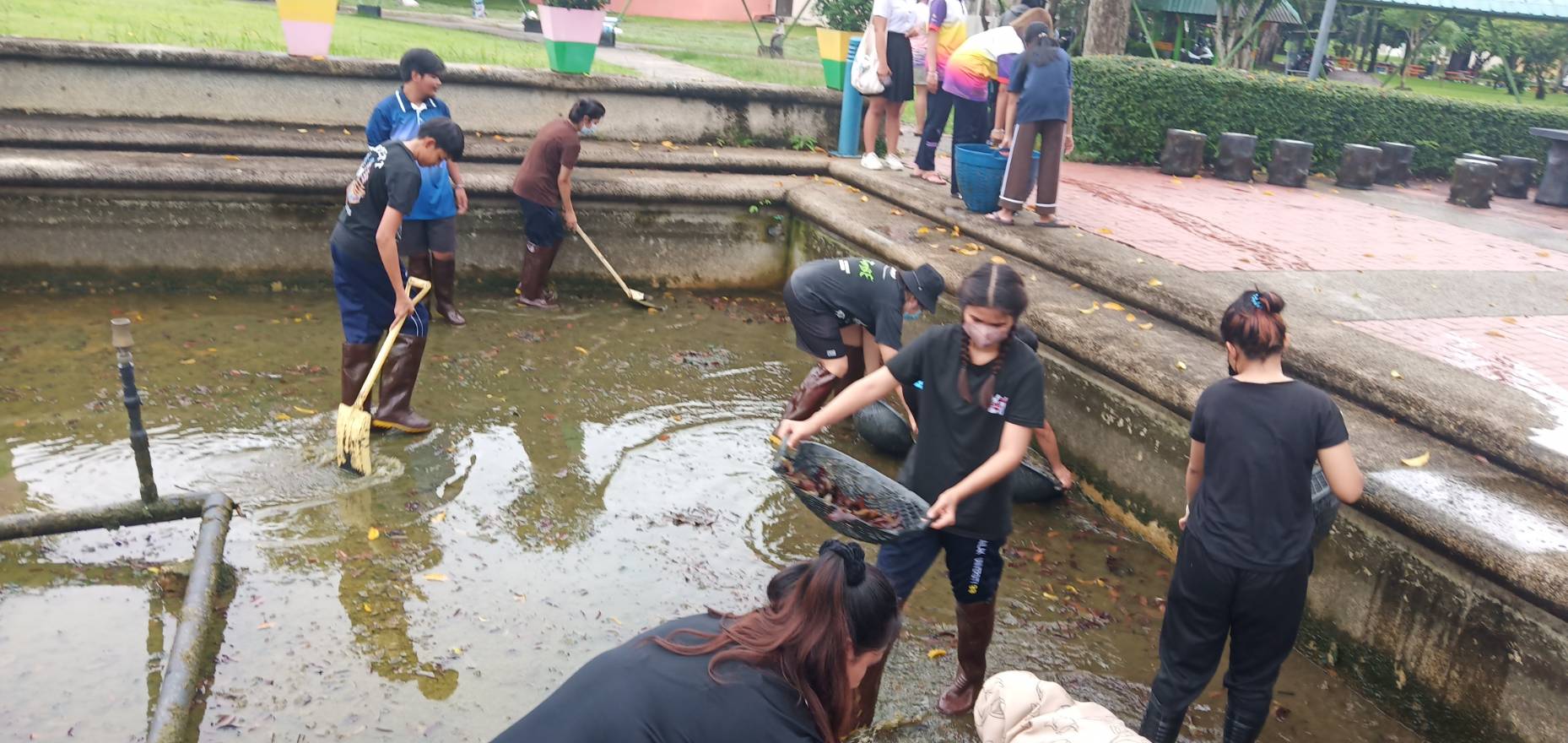 นักศึกษาจิตอาสาพัฒนาลานไทร อาคารกิจกรรมนักศึกษา