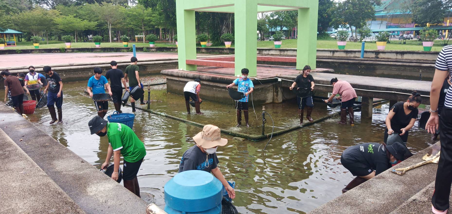 นักศึกษาจิตอาสาพัฒนาลานไทร อาคารกิจกรรมนักศึกษา