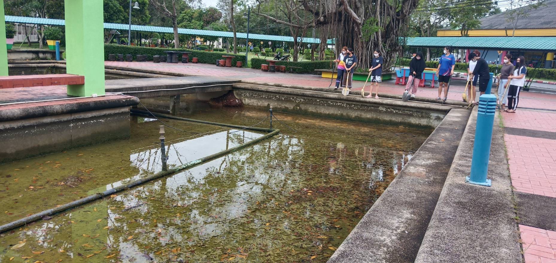 นักศึกษาจิตอาสาพัฒนาลานไทร อาคารกิจกรรมนักศึกษา